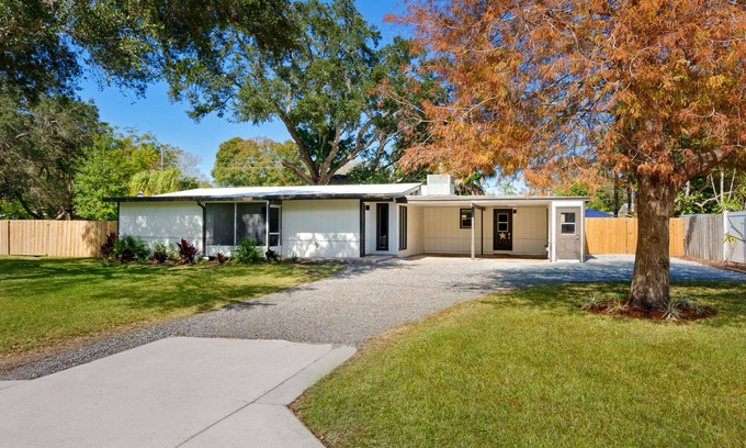 Arlington Park Casa | Mid-Century Home w/ Guesthouse Near Downtown/Siesta Key/SMH