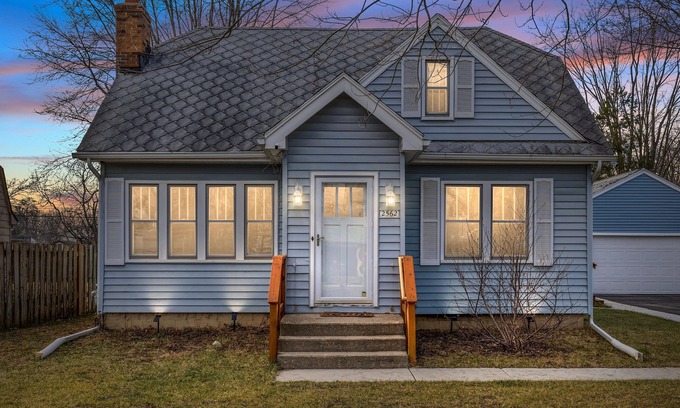 Ann Arbor Casa | Mid-century Home/ W Pool Table ~ Perfect For Family