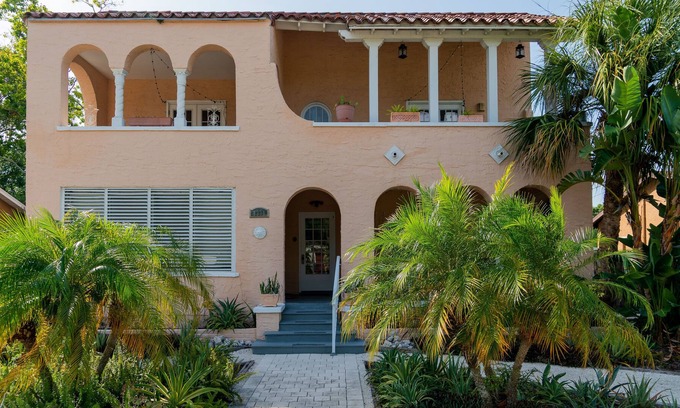 Riviera Bay Apartamento | Mid-century Inspired Apt in Historic Building w/ Patio - 10 Minutes to Downtown