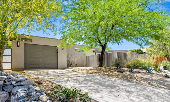 Cathedral City Cove Casa | Mid-century modern home with pool, pool spa, grill, & casita with kitchenette