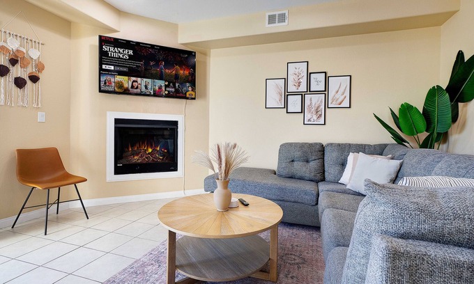 Lincoln Acres Casa | Mid Century Modern 4Bedroom Family Townhome