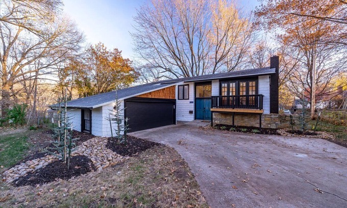 Lenexa Casa | Mid-Century Modern Retreat Home in Overland Park - Full Home