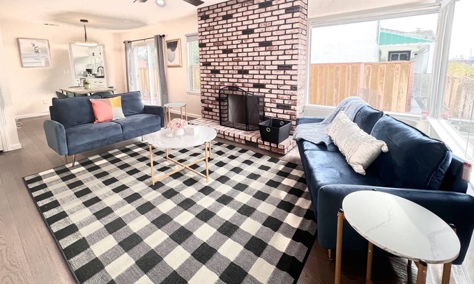 Ashland Casa | Mid-century Modern Chic Home Close to HWY & Downtown - Pet Friendly