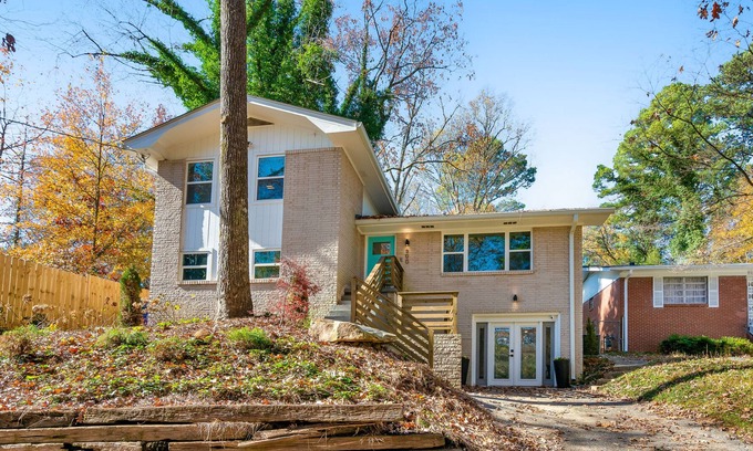Collier Heights Casa | Mid-century modern home with a private yard, washer/dryer, and central AC