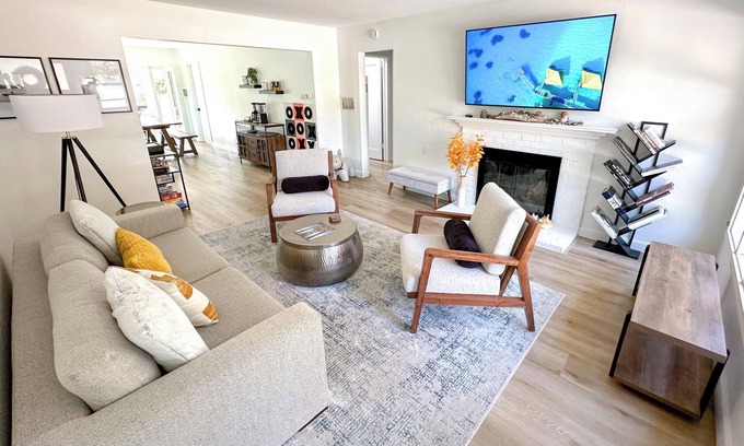 La Jolla Shores Cabaña | Mid-Century Modern Oasis in La Jolla Shores: Steps to Beach, Fun for Families!
