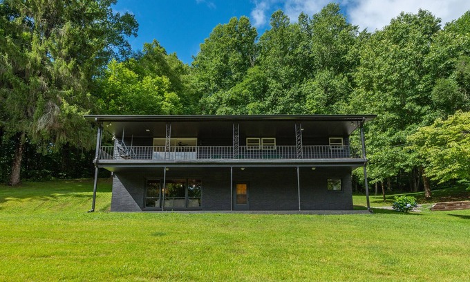 Waynesville Casa | Mid Century Modern Mountain House