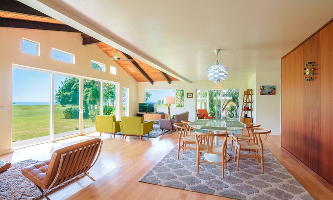Princeville Casa | Vistas espectaculares del océano y del campo de golf espectaculares recién remodeladas de mediados de siglo