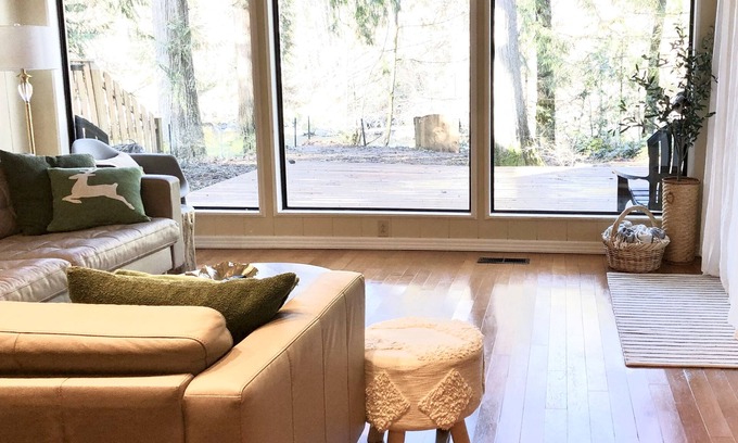 Marmot Cabina | Mid century riverfront cabin. Hot tub, Pet friendly, Riverview