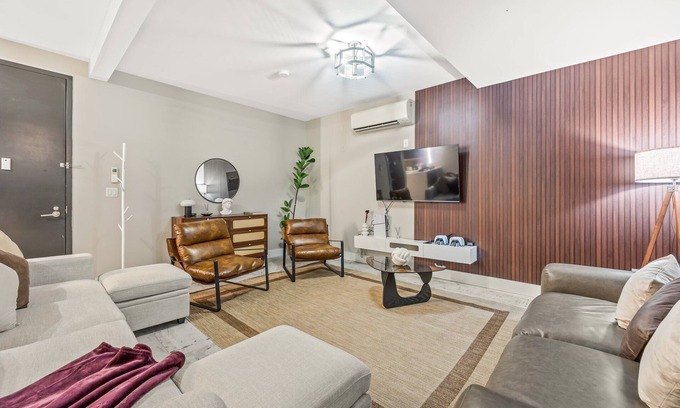 Williamsburg Apartamento | Mid-Century Stay: 5BR and 5 Baths w/ PS5 & Laundry