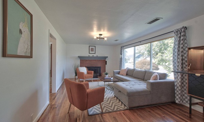 McMinnville Casa | Mid Century | Stroll to Mac Market