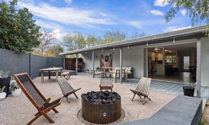 Encanto Casa | Mid-Century Stunner / Large Yard and Patio for Indoor/Outdoor Living