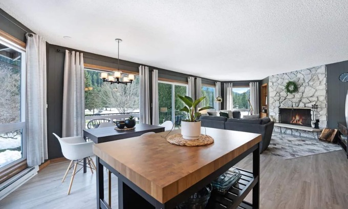 Welches Condominio | Mid-Century Escape | Mt Hood Resort | Views + Pets