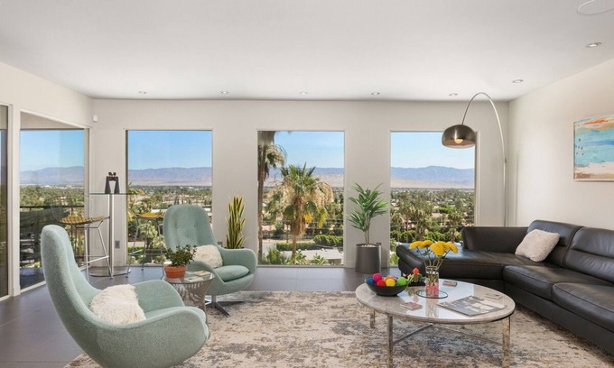 Araby Condominio | Mid-Century View Condo in Historic Rimcrest