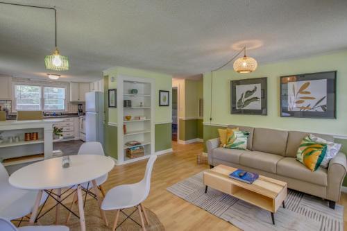 Wilmington Casa | Mid-Century Wilmington Cottage 3 Mi to Riverwalk