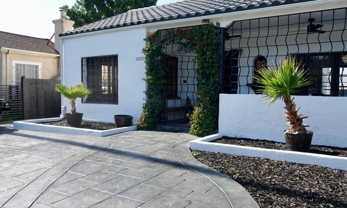 Mid City Casa | Mid-City Spanish Stylish - Your LA Oasis