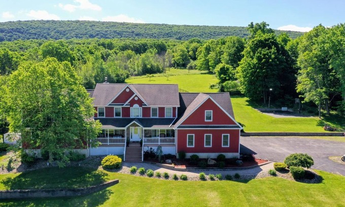 Newburgh Casa | Mid-Hudson Estate on 11 acres with pool