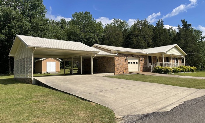 Guntersville Casa | Mid-Lake Covered Boat Parking w/ Power -Community Pier - City Harbour 5 min away
