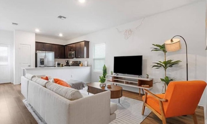 Del Valle Casa | Mid-Mod Oasis near Tesla & COTA