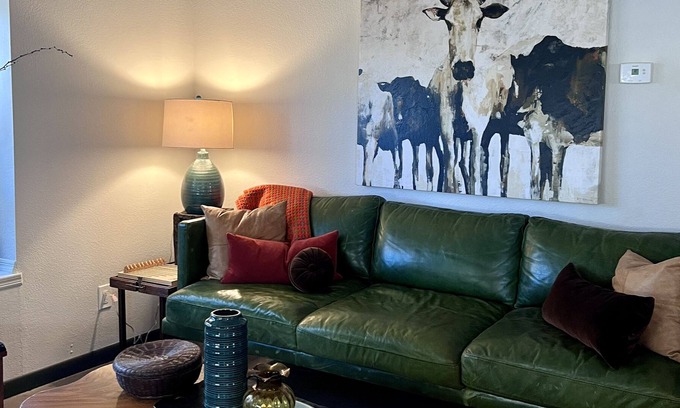 Raskin Estates Condominio | Midcentury 2 BR condo minutes from WM BJ and Super Bowl