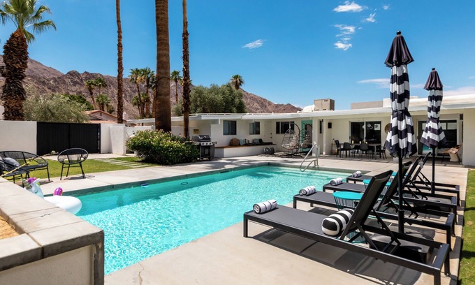 La Quinta Cove Casa | Midcentury 4-bedroom house with spacious backyard & pool in La Quinta