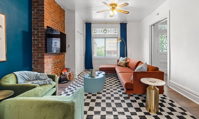 East Liberty Casa | Midcentury 5BD - BBQ & Yard - Close to DT & Pitt