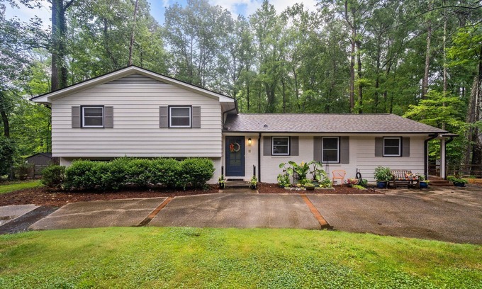 North Garrett Road Casa | Midcentury Home w/King suites near Duke/Downtown