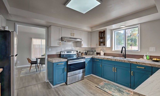 Sacramento Casa | Midcentury McMansion on 1 acre lot with Palm trees view