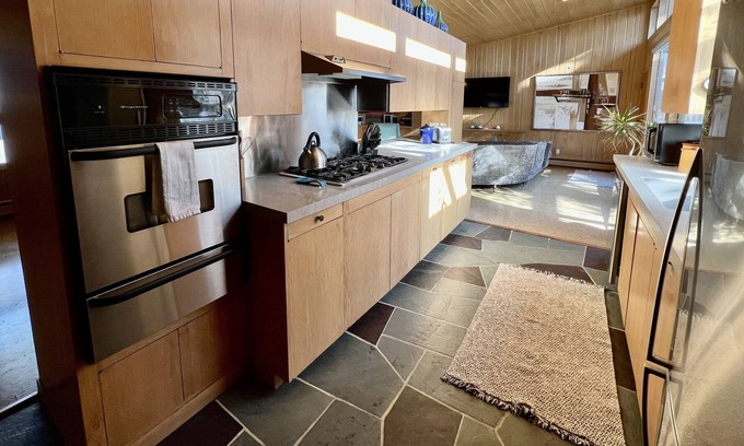 Cedar Falls Chalet De Esquí | Midcentury Modern Delight - 3 Bedroom in Cedar Falls