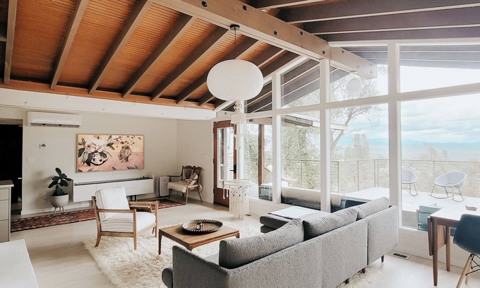 Happy Valley Casa | MidCentury with Mt Shasta Views