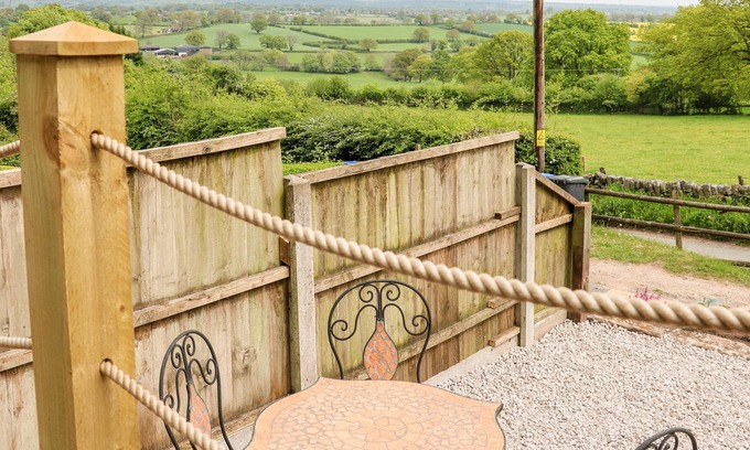 Checkley Cabaña | MIDDLE COTTAGE, pet friendly in Hollington, Staffordshire