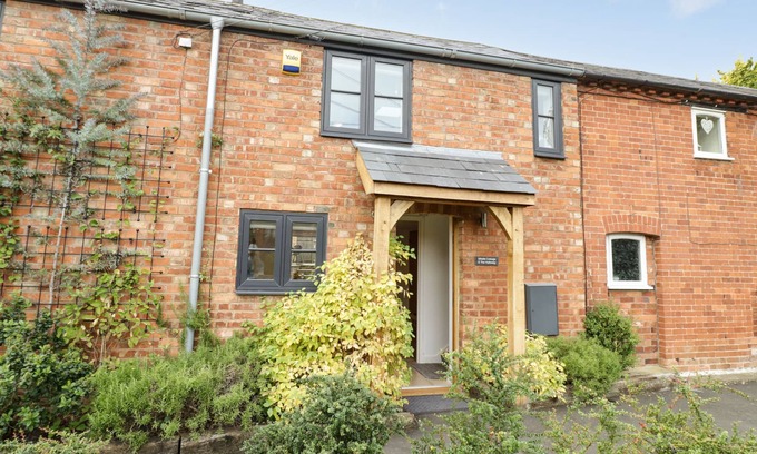Southam Cabaña | MIDDLE COTTAGE, pet friendly, with a garden in Priors Marston