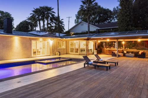 West Hills Casa | Middlebury Heights with Pool