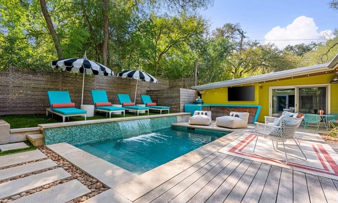 Zilker Casa | MidMod Bungalow 5BR Heated Pool
