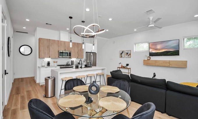 OST - South Union Casa | Midnight Reverie: Luxury Townhouse-Med Center DWTN