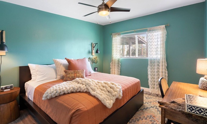 Maryvale Apartamento | Midtown Apt | Pool, Firepit & Style
