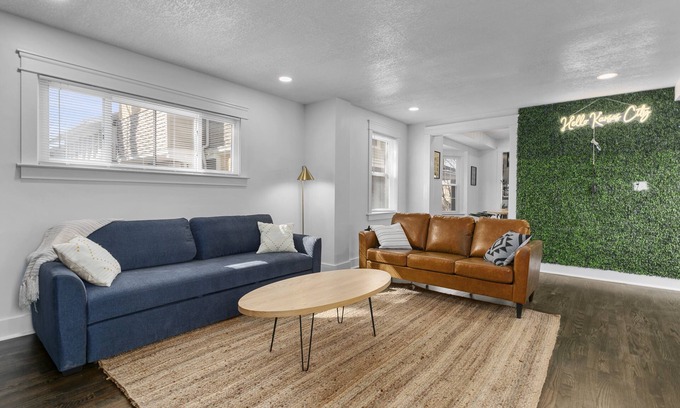 Kansas City Casa | Midtown Manor Central Location - 1 Mile to Plaza