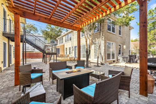 MacGregor Casa | Midtown, Med Center, Dt Home Games Patio Bbq