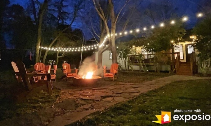 Northwest Raleigh Casa | Midtown Modern, Outdoor Movie, Air Hockey, Fire Pit, Sleeps 10
