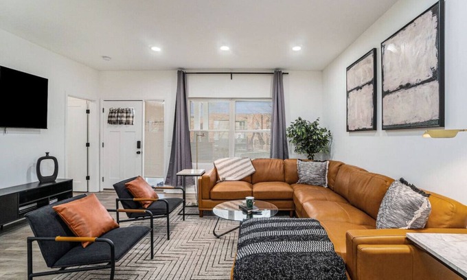 Kansas City Casa | Midtown New-Build 3bed 2.5bath By Plaza & Downtown