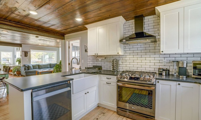Franklin to the Fort Casa | MidtownEcoModernFarmhouse PrivateParking FencedYard BrooklineSheets PetFriendly