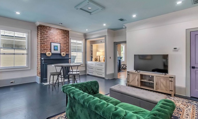 Savannah Victorian District Apartamento | Mildred’s Veranda Retreat, At Dueling Sisters Inn, Cozy and comfortable