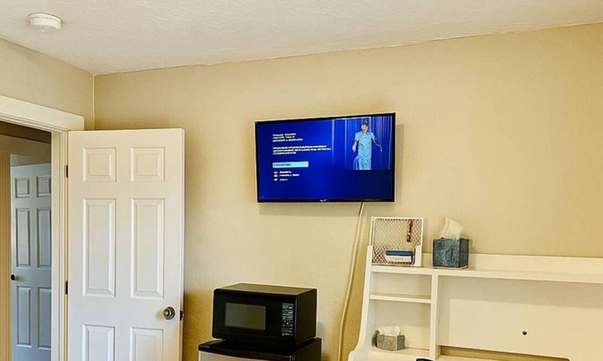 Milford Casa | Milford Queen Room l Fast Wi-Fi, AC, Parking – Near Hospital & I-495