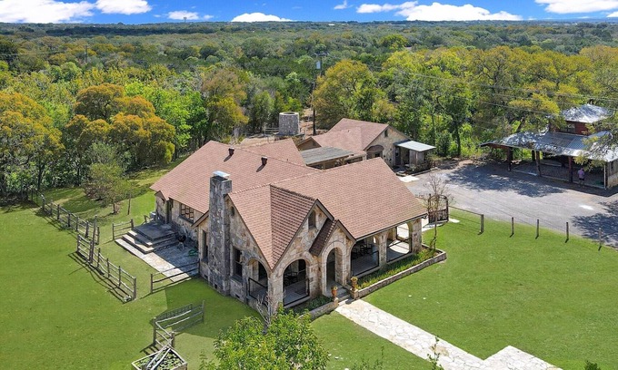 Dripping Springs Casa | Milk Bath Springs House | Pet Friendly - 1930's inspired Retreat!
