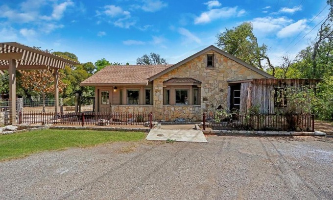 Dripping Springs Casa | Milk Bath Springs Cottage