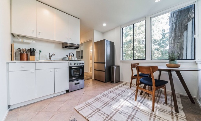 Mill Valley Apartamento | Mill Valley Treehouse Apt 1 Bedroom Apts by RedAwning