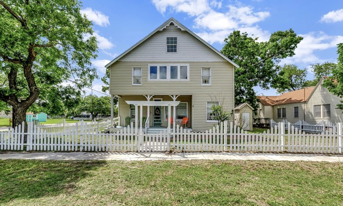 Aransas Pass Casa | Millers Shabby Chic and Beachie 5 Bedroom 2 Bath 3 blocks from Downtown