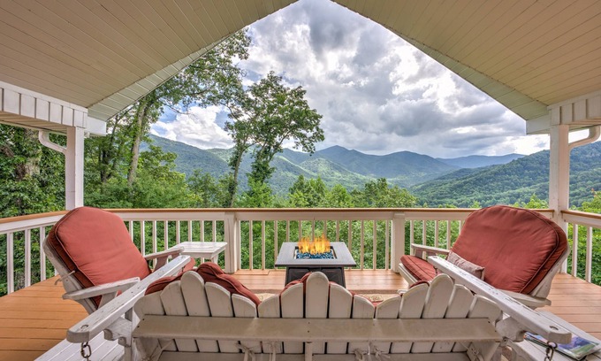 Maggie Valley Cabina | Million Dollar Views, PRIVATE, Golf, Hot Tub, Game Room, Hike