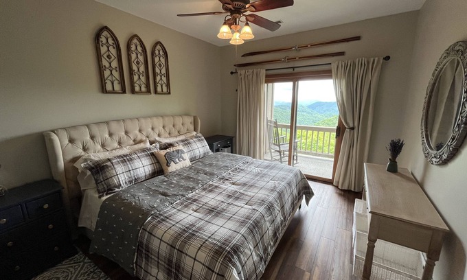 Wolf Laurel Condominio | Million Dollar views, and walk to the Country Club.