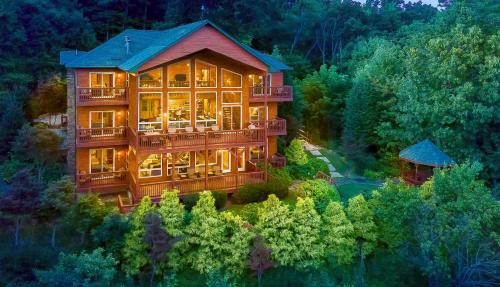 Gatlinburg - Pigeon Forge Casa | Million Views Hot Tub Game Room Sleeps 25