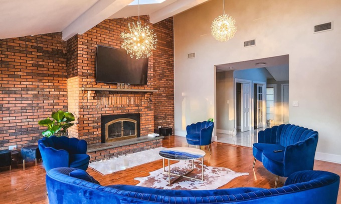 Chester Casa | Millionare Mansion w/ Lrg Hot Tub on 1.5 Acres - fun activities all around!